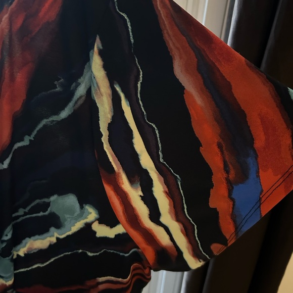 torrid Abstract Marble Print Shell in Red, Blue, Black and Cream - Picture 3 of 4